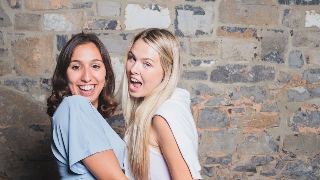 Fun devant mur en pierre LeStudiobooth Jason Macca Photomaton haut de gamme et accessible