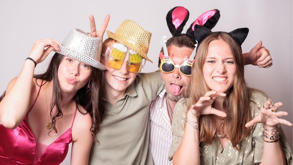 Une bande de jeunes qui passent un moment fun LeStudiobooth.be le photomaton haut de gamme à Namur
