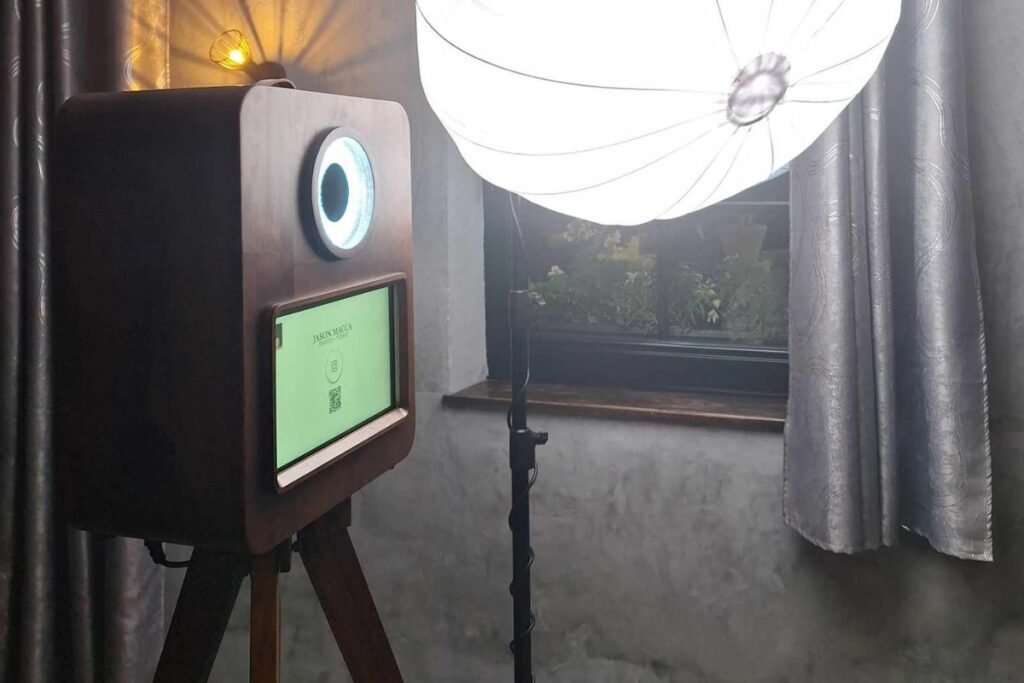 WoodStudiobooth Le Photomaton en bois haut de gamme par LeStudiobooth.be Jason Macca Photographe de studio professionnel